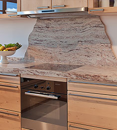 Küchenarbeitsplatte und Wandplatte aus Naturstein